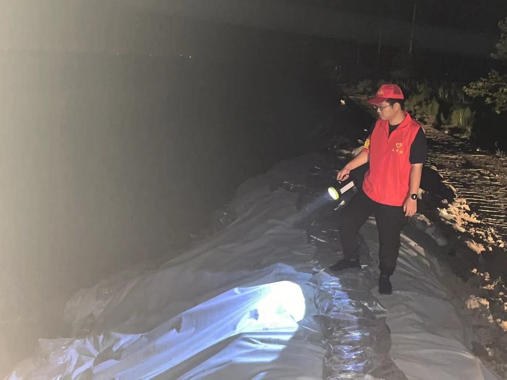 太平鎮(zhèn)干部晚上巡查南小埝。（采訪對(duì)象供圖）