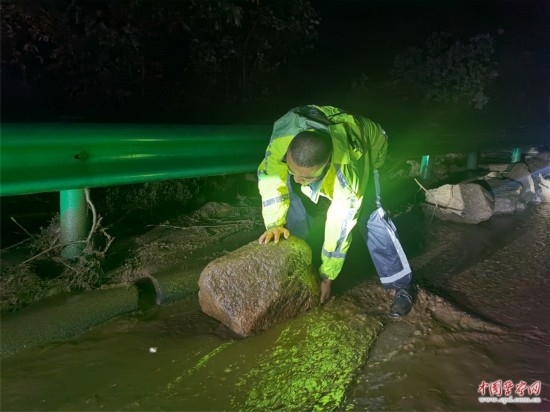 7月31日，張涿高速，高速交警涿鹿大隊民警清理山體滑坡路面落石。