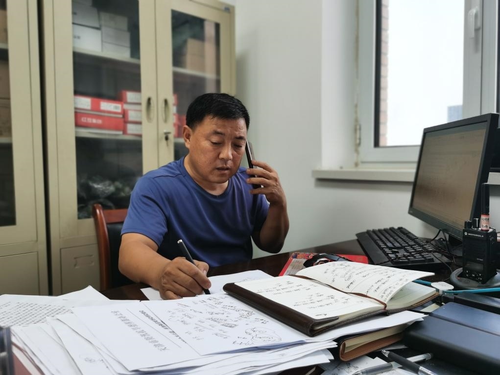 曾田榮正在辦公室內(nèi)工作。新華社記者 孫凡越 攝