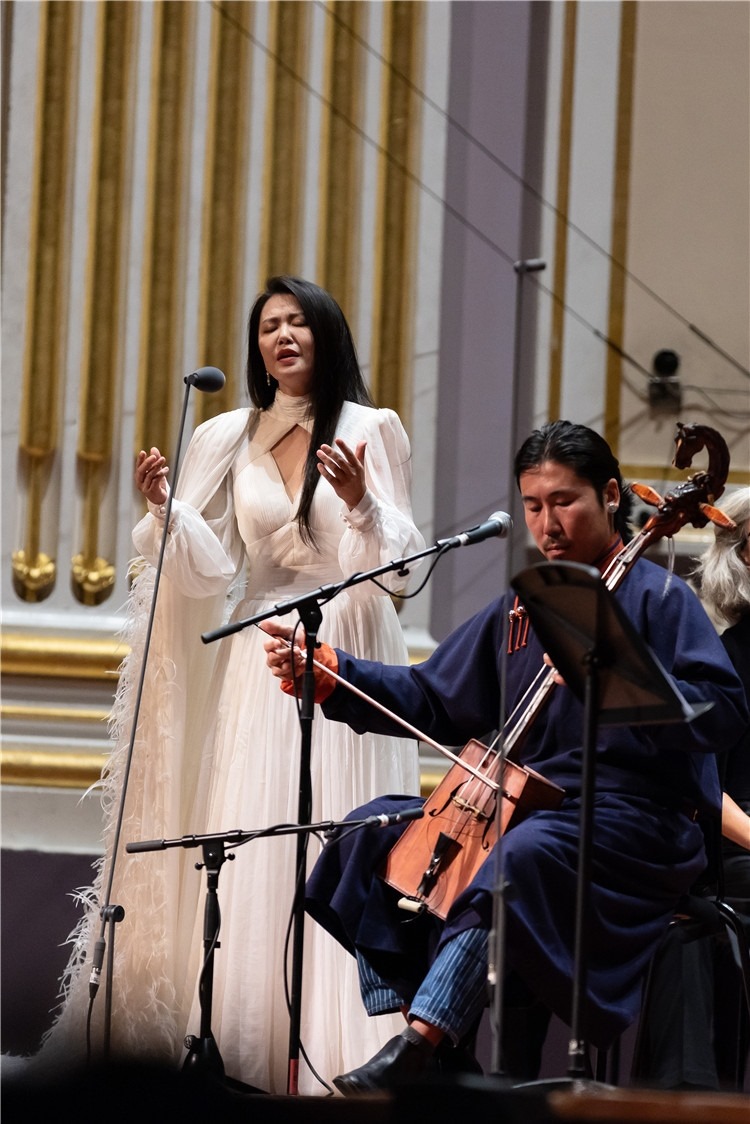 圖片說明： 8月5日，2023愛丁堡國際藝術(shù)節(jié)開幕式音樂會《慈悲頌》的演出現(xiàn)場。藝術(shù)節(jié)組委會供圖