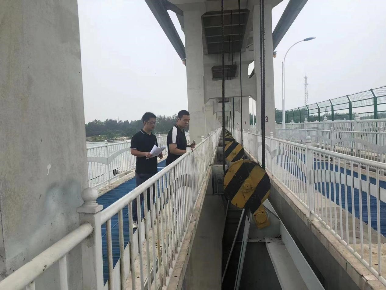 海委海河下游管理局獨(dú)流減河進(jìn)洪閘管理處工作人員檢查水閘閘門(mén)啟閉機(jī)。受訪(fǎng)者供圖