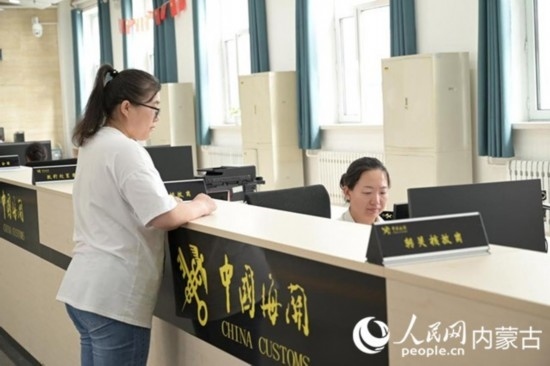 代理報關企業(yè)正在滿洲里車站海關綜合服務大廳辦理業(yè)務。人民網 寇雅楠攝