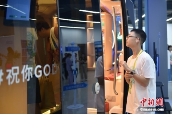 圖為學員們在首鋼園內(nèi)的百度Apollo Park參觀。<a target='_blank' href='/' ><p align=