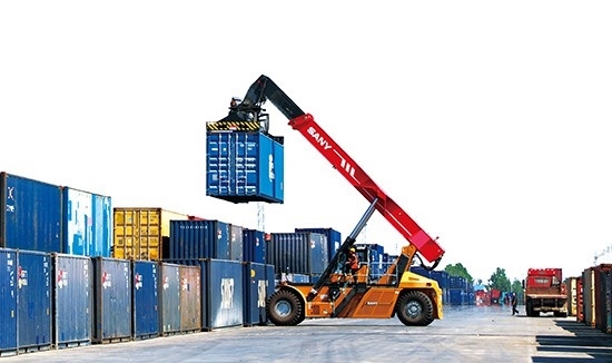 石家莊國際陸港內整裝待發(fā)的集裝箱。 石家莊國際陸港供圖