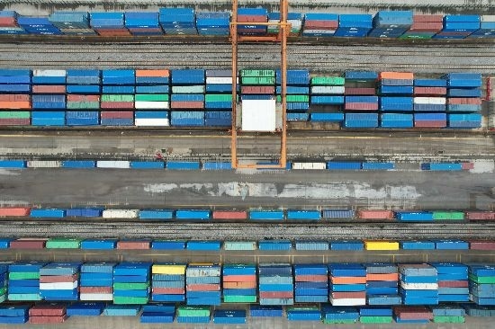 在廣州東部公鐵聯(lián)運(yùn)樞紐（增城西站），工作人員在進(jìn)行集裝箱轉(zhuǎn)運(yùn)工作。廣州交通投資集團(tuán)有限公司供圖