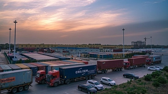 石家莊國際陸港內整裝待發(fā)的集裝箱。 石家莊國際陸港供圖