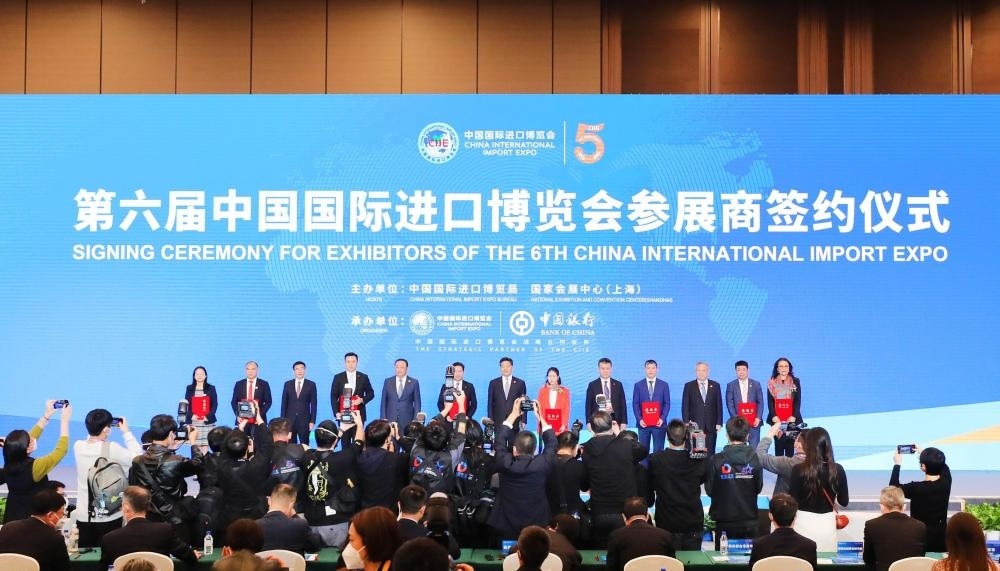 2022年11月6日，2022年中國國際進口博覽會參展商聯(lián)盟大會在上海舉行。這是在大會期間進行的第六屆進博會參展商簽約儀式。新華社記者 方喆 攝