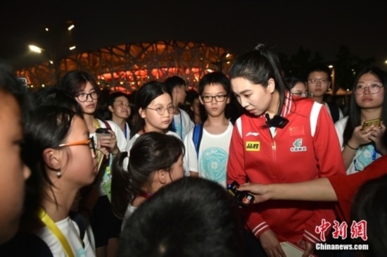 圖為小學員向李曉霞分享自己運動經(jīng)歷。<a target='_blank' href='/' ><p align=