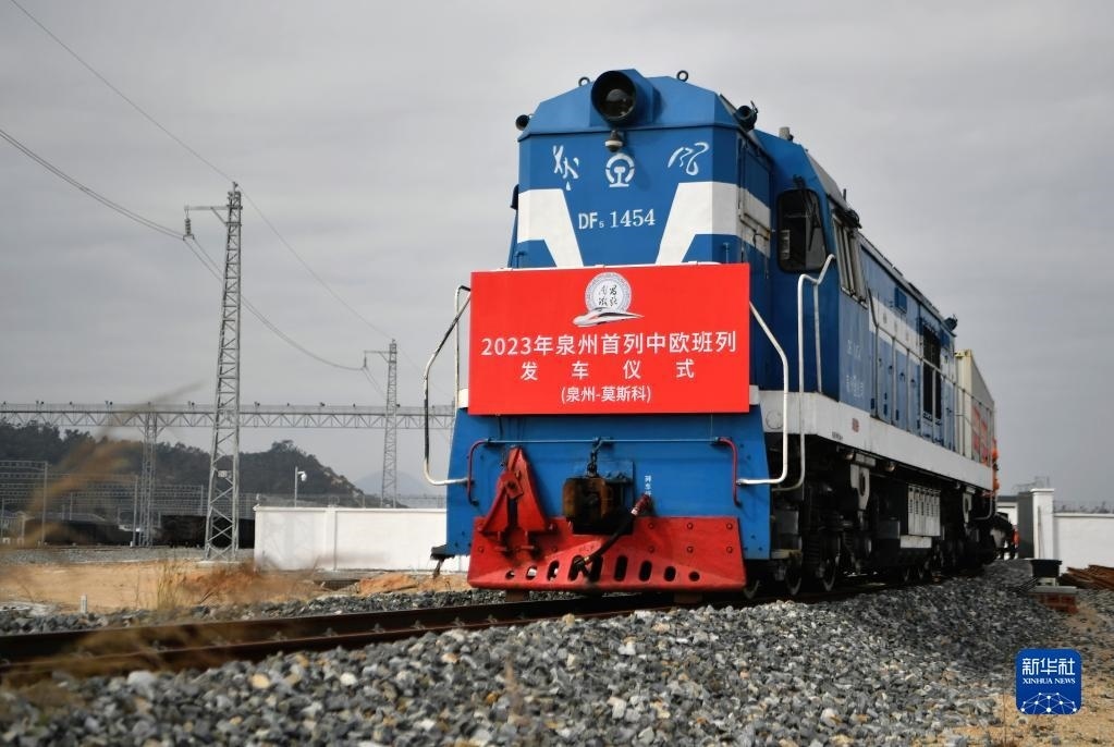 2月3日，中歐班列駛出興泉鐵路黃塘站。當日，滿載著55個集裝箱的中歐班列，從位于福建泉州惠安縣的興泉鐵路黃塘站駛出。這是泉州今年開出的首趟中歐班列，也是興泉鐵路開通后的首趟泉州中歐班列。據(jù)了解，此次班列裝載產(chǎn)品主要來自泉州進出口企業(yè)，貨重601.4噸，貨值約262.5萬美元。新華社記者 魏培全 攝