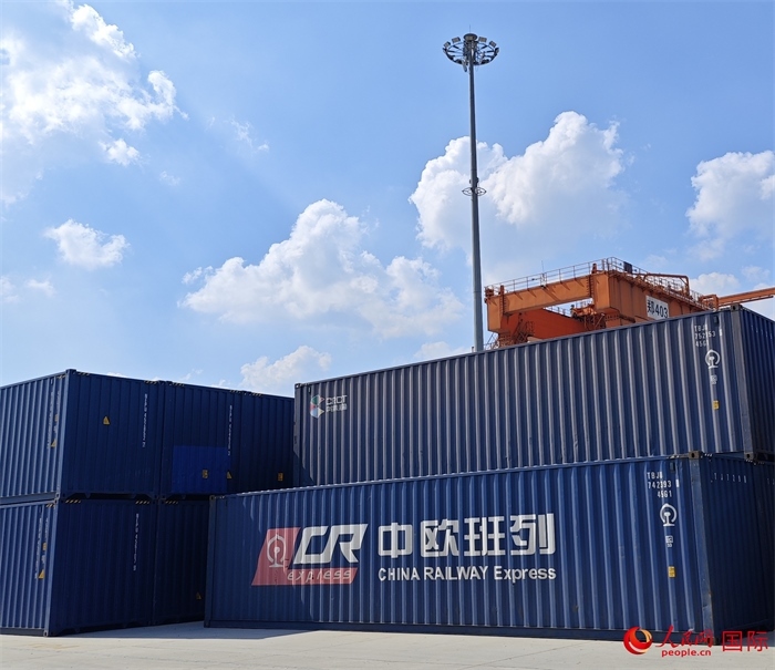 8月3日，中歐班列（中豫號）集裝箱在鄭州車站海關(guān)等候查驗(yàn)。人民網(wǎng) 崔譯戈攝
