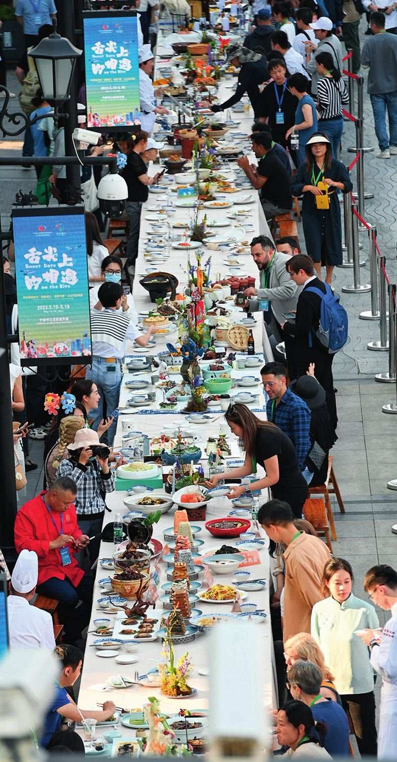 市民和游客在寧波舉辦的第三屆中國—中東歐國家博覽會暨國際消費品博覽會上品嘗融合中國和中東歐美食的長桌宴（2023年5月15日攝）。黃宗治攝/本刊