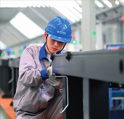 工人在海天國際控股有限公司海天大港生產(chǎn)基地作業(yè)（2023年2月1日攝）。黃宗治攝/本刊