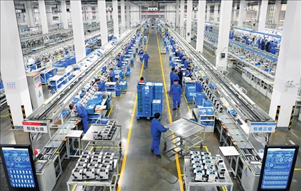 在位于浙江省臺州市的杰克科技股份有限公司，工作人員在裝配車間裝配縫紉機（2023年3月23日攝）。翁忻旸攝/本刊