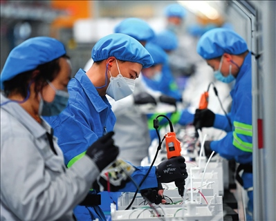 工人在浙江沁園水處理科技有限公司生產(chǎn)車間組裝家用凈水產(chǎn)品（2023年3月22日攝）。黃宗治攝/本刊