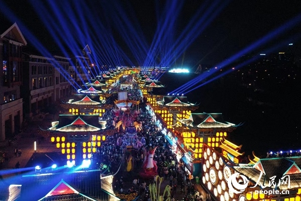 廣西南寧市良慶區(qū)的“南寧之夜”街區(qū)燈火璀璨。人民網(wǎng) 王勇攝