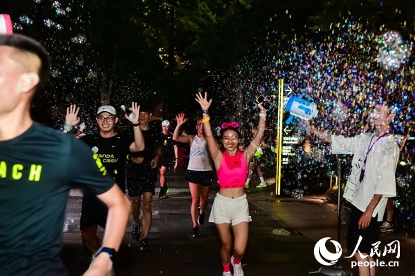 運(yùn)動(dòng)愛好者參加上海外灘楓徑NIKE熒光跑。圖片由BFC外灘金融中心提供