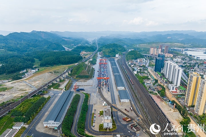 航拍貴陽國(guó)際陸港。人民網(wǎng)記者 涂敏攝