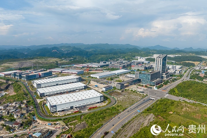 航拍貴陽綜保區(qū)。人民網(wǎng)記者 涂敏攝