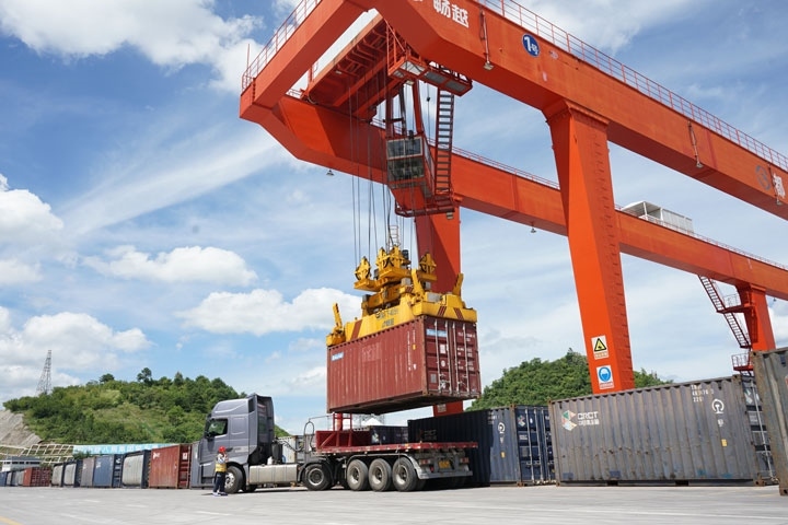 在貴陽國(guó)際陸港，正在作業(yè)的龍門吊。貴陽綜保區(qū)供圖