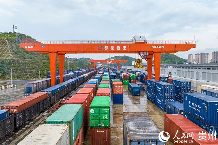 裝滿貨物的集裝箱整齊排列在貴陽國(guó)際陸港。人民網(wǎng)記者 涂敏攝