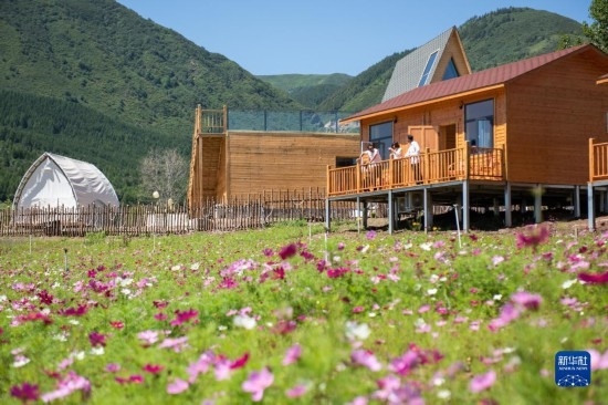 8月12日，游客在寧夏固原市涇源縣大灣鄉(xiāng)楊嶺村的民宿聊天。新華社記者 李旭倫 攝