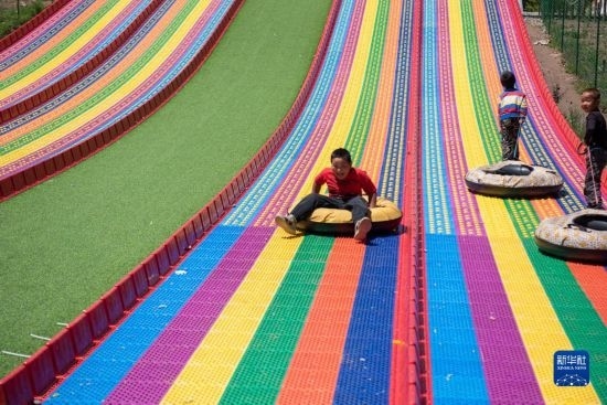 8月12日，小朋友在寧夏固原市涇源縣大灣鄉(xiāng)楊嶺村玩耍。新華社記者 李旭倫 攝