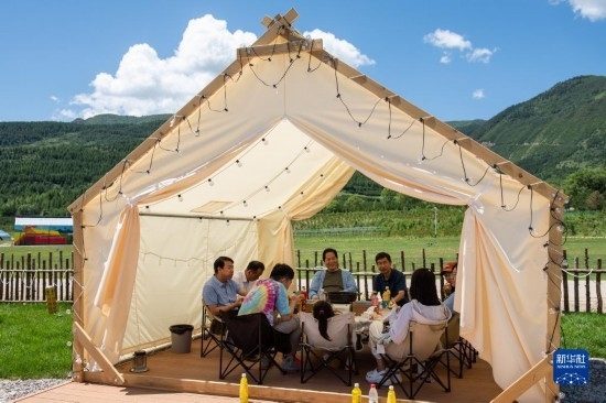 8月12日，游客在寧夏固原市涇源縣大灣鄉(xiāng)楊嶺村品嘗當(dāng)?shù)孛朗场Ｐ氯A社記者 李旭倫 攝