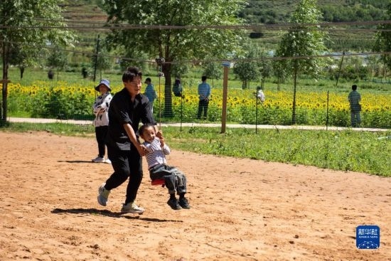 8月12日，游客在寧夏固原市涇源縣大灣鄉(xiāng)楊嶺村玩耍。新華社記者 李旭倫 攝