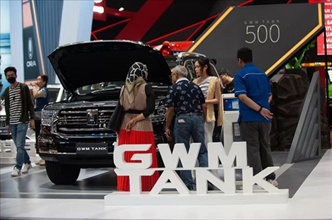 印尼消費(fèi)者參觀長城汽車的展臺。趙猛 攝