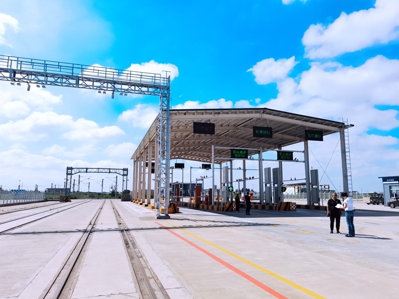中歐班列（沈陽(yáng)）集結(jié)中心貨運(yùn)通道。人民網(wǎng)記者 栗翹楚攝