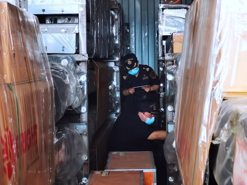 關(guān)員利用工業(yè)內(nèi)窺鏡在集裝箱內(nèi)進(jìn)行查驗(yàn)。人民網(wǎng)記者 栗翹楚攝