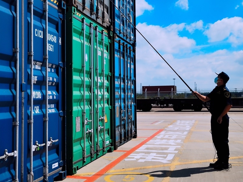 關(guān)員利用工業(yè)內(nèi)窺鏡檢查箱號(hào)、鎖號(hào)、封志情況。人民網(wǎng)記者 栗翹楚攝