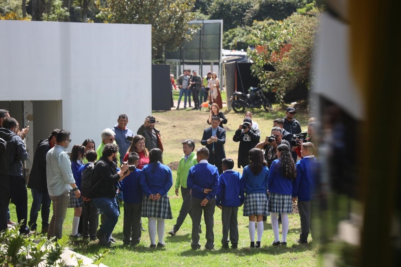 波哥大市長克勞迪婭·洛佩茲與參加活動的學(xué)生代表交流。中國港灣波哥大地鐵一號線項目供圖