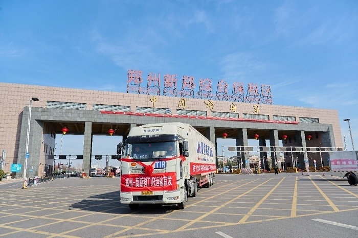 2023年2月20日，鄭州—莫斯科TIR運(yùn)輸首發(fā)車輛駛出鄭州新鄭綜合保稅區(qū)。新鄭海關(guān)供圖