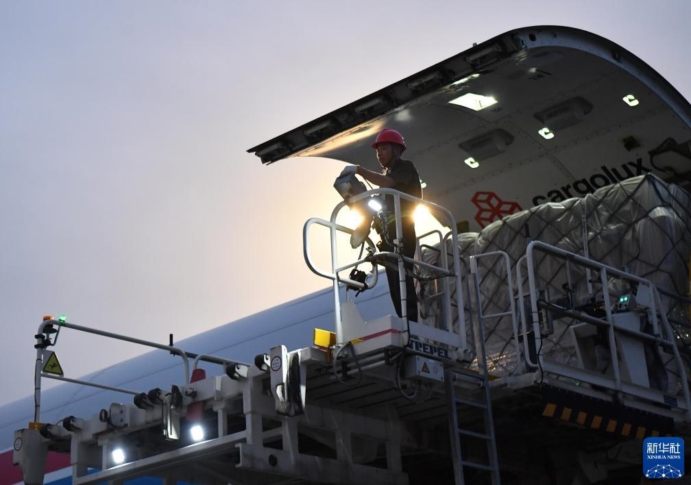 8月1日，工作人員在中國鄭州新鄭國際機(jī)場為一架盧森堡貨航貨機(jī)裝貨。新華社記者 李嘉南 攝