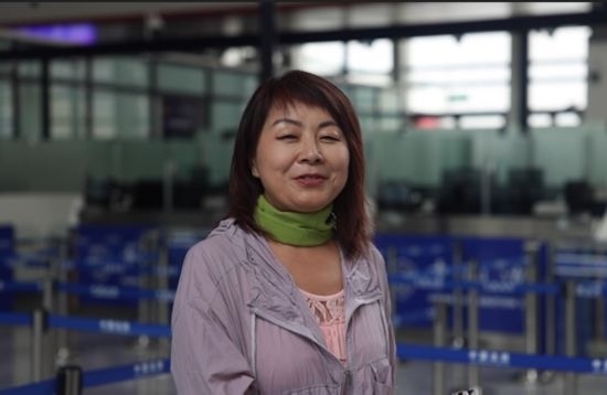 7月22日，曾經(jīng)在老撾瑯勃拉邦工作過3年的加拿大華僑孫月玲乘坐中老鐵路國際旅客列車從中國出境。衛(wèi)海林 攝