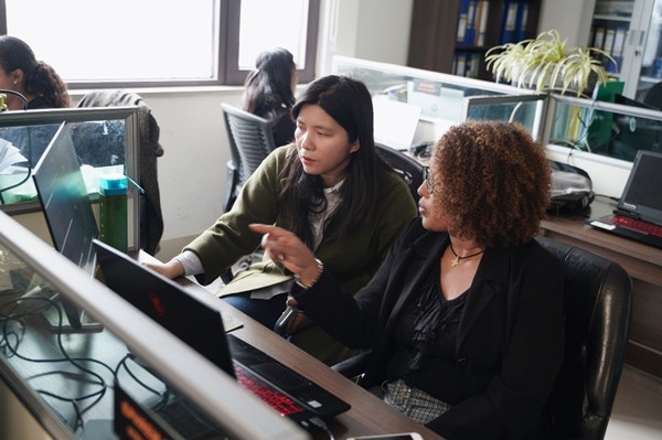 梅德哈妮（右）與中國同事討論設(shè)計(jì)方案。受訪對象供圖