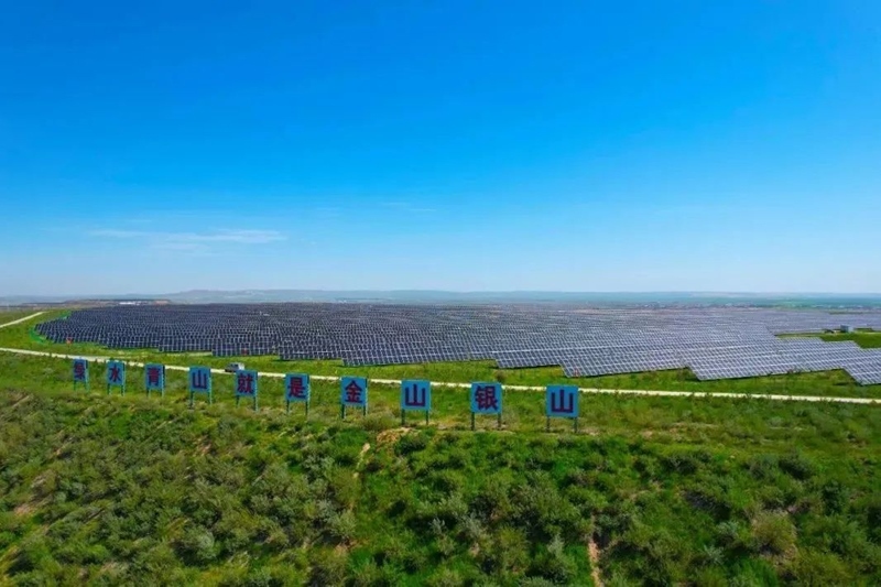 勝利能源露天礦排土場(chǎng)15.3萬(wàn)千瓦光伏電站并網(wǎng)發(fā)電。受訪者供圖