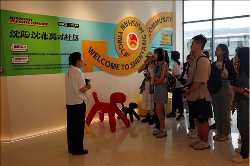 記者團(tuán)在輝山英才社區(qū)采訪(fǎng)。北京外國(guó)語(yǔ)大學(xué) 許青攝