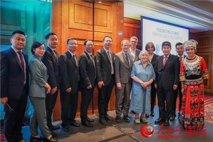 張家界文化旅游推介會部分嘉賓合影。人民網(wǎng) 郭錦標攝