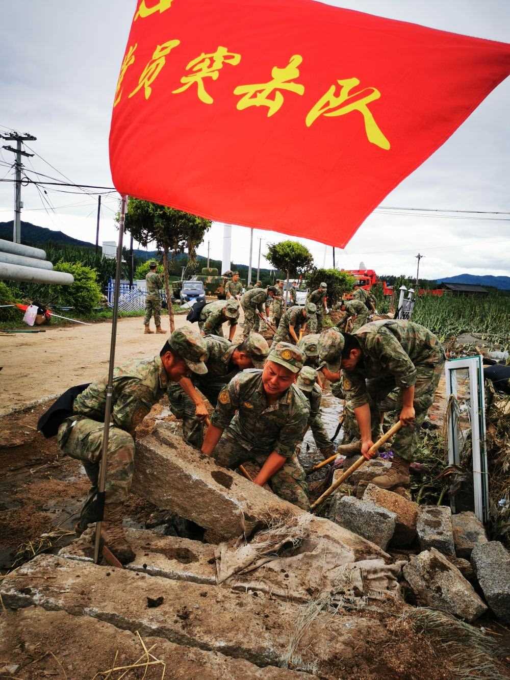 8月7日，陸軍第78集團軍某旅組織黨員突擊隊在吉林舒蘭市七里鄉(xiāng)清理路障。新華社發(fā)（劉洋 攝）