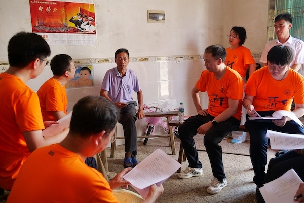 江西上饒“千村調(diào)查”分隊(duì)于余干縣上西源村入戶調(diào)查。校方供圖