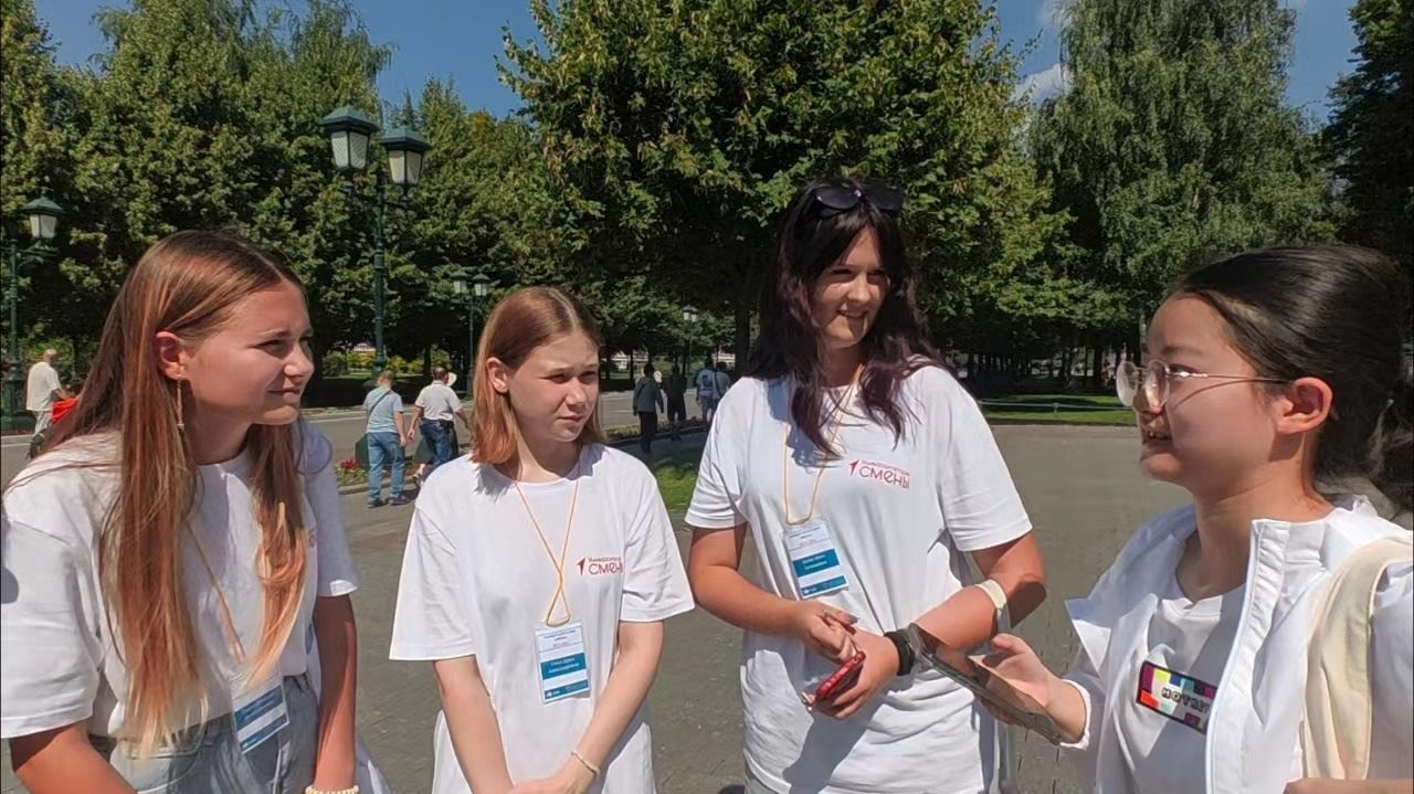 調(diào)研團在街頭采訪。北京外國語大學供圖