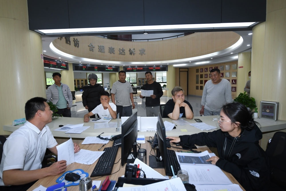 浙江省安吉縣社會(huì)治理中心工作人員在處理群眾信訪訴求（5月8日攝）。新華社記者 翁忻旸 攝