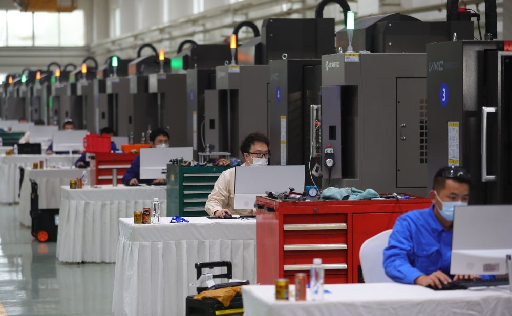 參賽選手在在2022“一帶一路”暨金磚國家技能發(fā)展與技術(shù)創(chuàng)新之“通用技術(shù)杯”數(shù)控多軸加工大賽中比拼（2022年11月10日攝）。新華社記者 楊青 攝