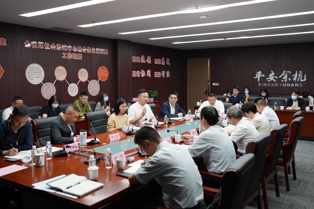 浙江省信訪局領(lǐng)導(dǎo)和相關(guān)領(lǐng)導(dǎo)組成的下訪團(tuán)在杭州市余杭區(qū)社會(huì)治理中心接受群眾上訪（5月25日攝）。新華社記者 翁忻旸 攝