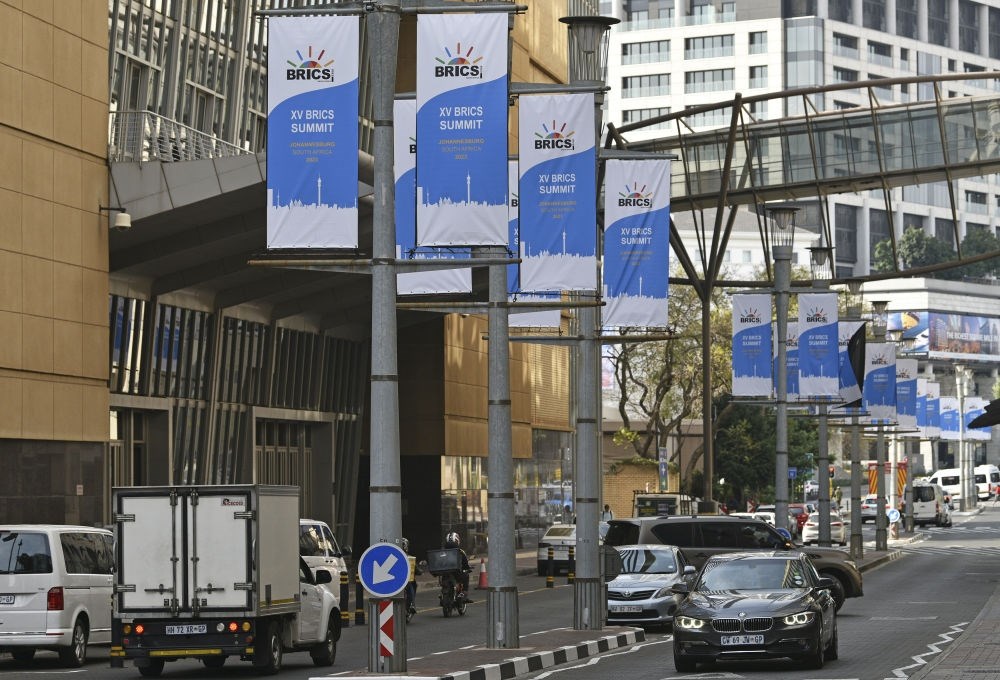 這是8月17日在南非約翰內(nèi)斯堡拍攝的金磚峰會條幅。金磚國家領(lǐng)導(dǎo)人第十五次會晤將于南非約翰內(nèi)斯堡舉行。新華社記者 陳誠 攝