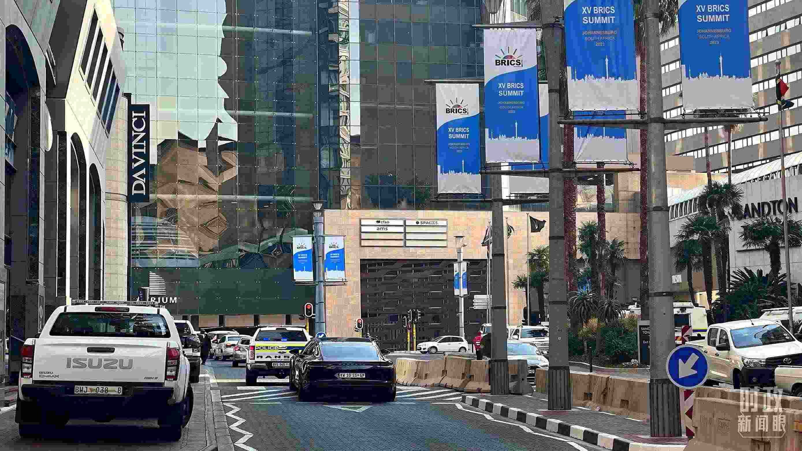 △約翰內(nèi)斯堡，街頭懸掛金磚峰會條幅。（總臺央視記者韓銳拍攝）