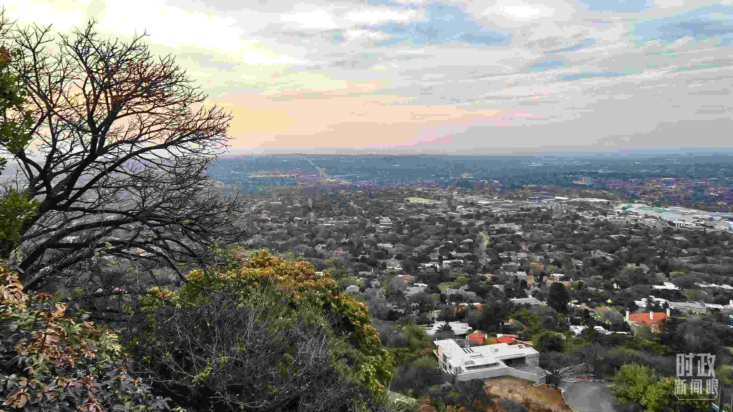 △ 俯瞰南非約翰內(nèi)斯堡。（總臺央視記者韓銳拍攝）