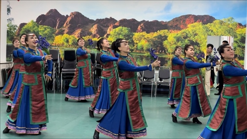 臨潢家園社區(qū)居民在烏蘭牧騎排練廳編排舞蹈。人民網(wǎng)記者 金洪花攝